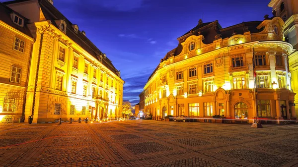 Nachtscène van Piata Mare Central Square in het historische Sibiu — Stockfoto