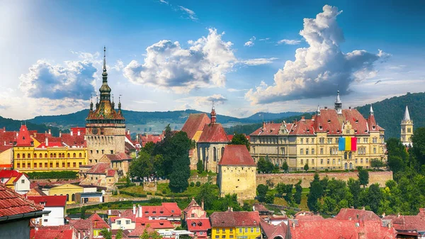 Panoramautsikt över stadsbilden arkitekturen i Sighisoara släptåg — Stockfoto