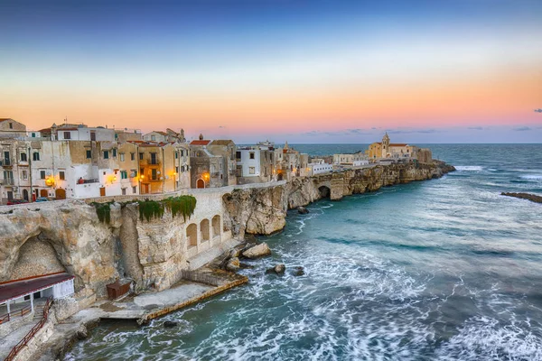 Vieste-prachtige kustplaats aan de rotsen in Puglia — Stockfoto