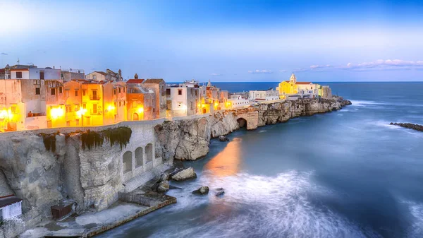 Vieste - schöne Küstenstadt auf den Felsen in Apulien — Stockfoto