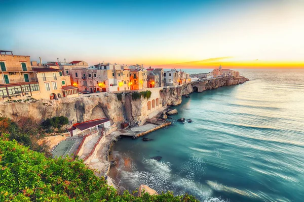 Vieste - schöne Küstenstadt auf den Felsen in Apulien — Stockfoto