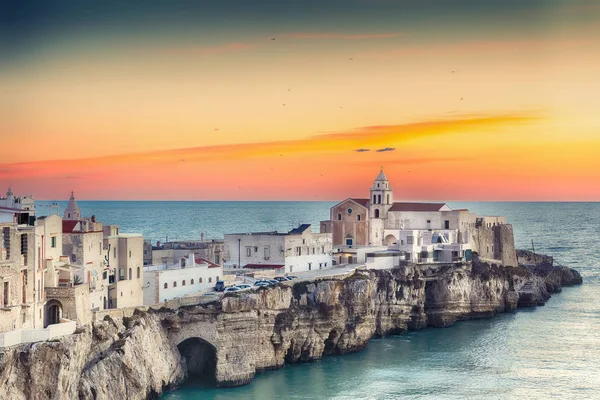 Vieste-prachtige kustplaats aan de rotsen in Puglia — Stockfoto