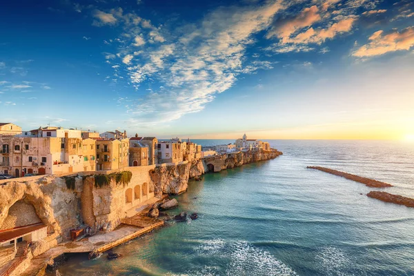 Vieste-piękne nadmorskie miasteczko na skałach w Apulii — Zdjęcie stockowe