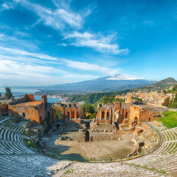 Ruines du théâtre grec antique à Taormine et volcan Etna en t — Photo