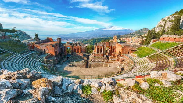 T Taormina ve Etna yanardağ antik Yunan tiyatrosu kalıntıları
