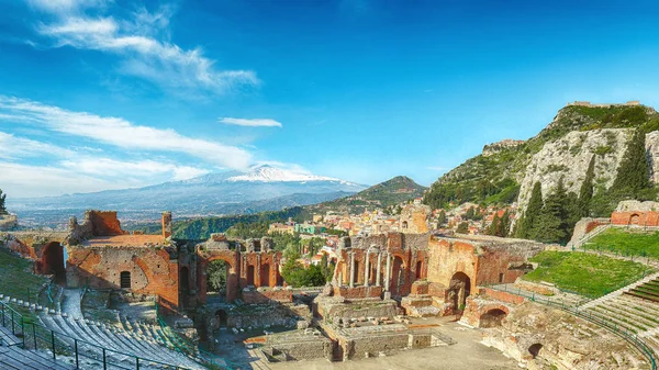 Ruínas do antigo teatro grego em Taormina e Etna vulcão em t — Fotografia de Stock