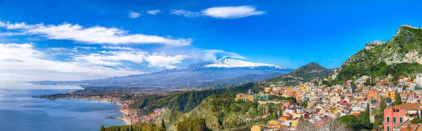 Aguas azules aguamarinas de mar cerca de los resorts Taormina y Etna vol — Foto de Stock