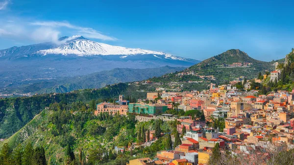 Etna volcán y Taormina ciudad vista panorámica aérea — Foto de Stock