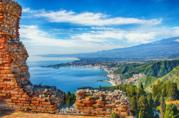 Aquamarine blue waters of sea near Taormina resorts and Etna vol — Stock Photo, Image