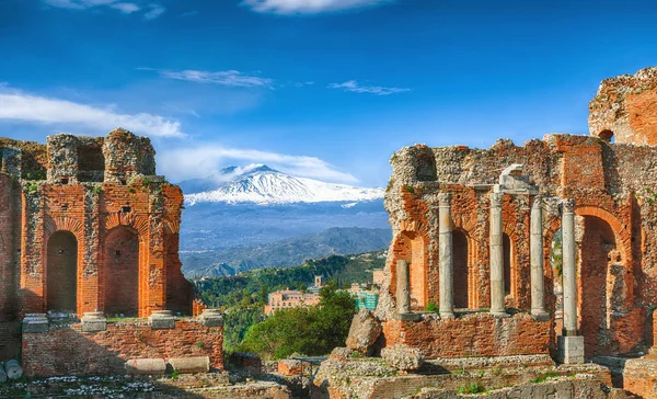 Ερείπια αρχαίου ελληνικού θεάτρου στην Ταορμίνα και το ηφαίστειο της Αίτνας στο t — Φωτογραφία Αρχείου