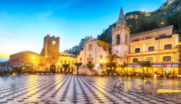 Meydanı Piaz üzerinde Taormina ve San Giuseppe kilise Belvedere