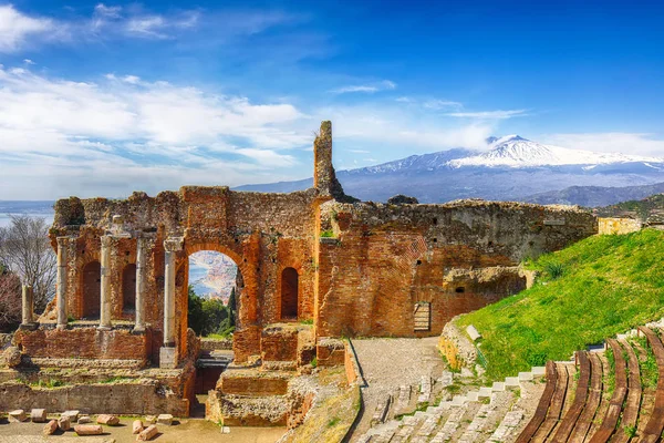 Ruínas do antigo teatro grego em Taormina e Etna vulcão em t — Fotografia de Stock