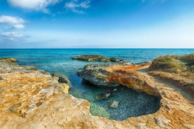 Beyaz kayalık kayalıklar, deniz koyu, adacıklar ile pitoresk deniz manzarası bir