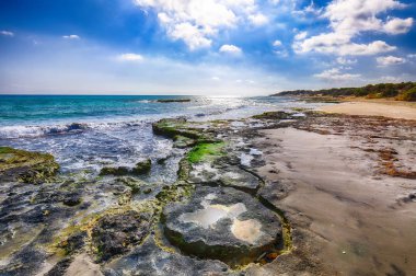 Beyaz kayalık kayalıklar, deniz koyu, adacıklar ile pitoresk deniz manzarası bir