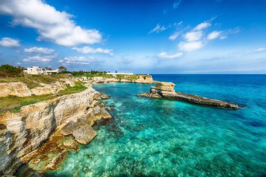 Plaj Torre Sant'Andrea ve adacık Scoglio Tafaluro