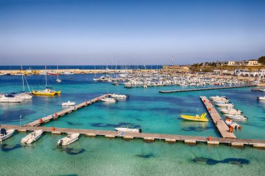 Otranto limanında birkaç balıkçı tekneleri - P kıyı kasabası