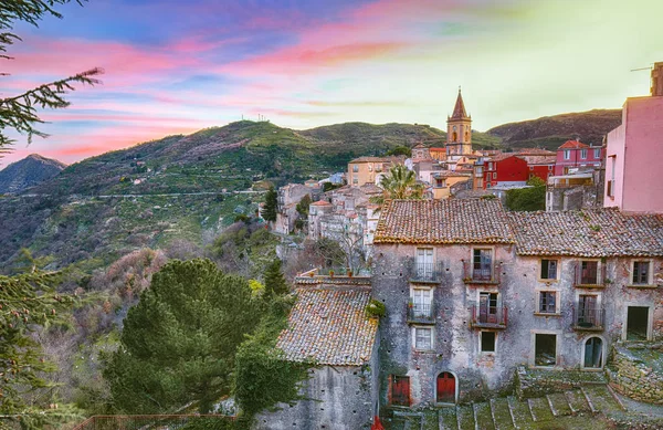 Pueblo de montaña Novara di Sicilia, Sicilia, Italia — Foto de Stock