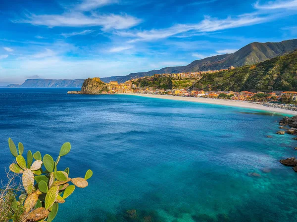 Belle ville balnéaire village Scilla avec vieux château médiéval o — Photo