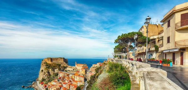 Hermoso pueblo costero Scilla con antiguo castillo medieval o — Foto de Stock