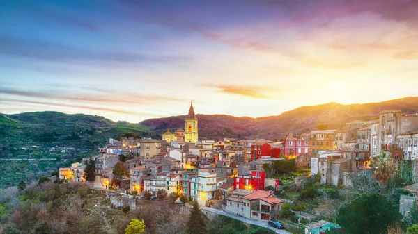 Pueblo de montaña Novara di Sicilia, Sicilia, Italia — Foto de Stock