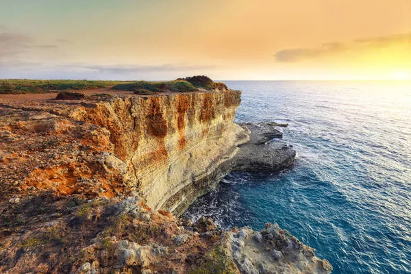 Picturesque seascape with cliffs rocky arch and stacks (faraglio — Stock Photo, Image