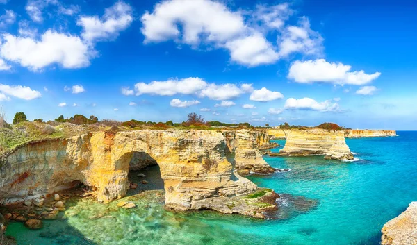 风景如画的海景与悬崖，岩石拱门在托雷圣安德烈 — 图库照片