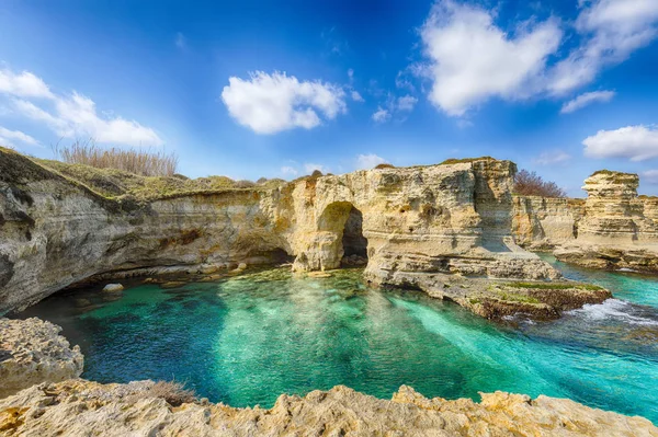 Kayalıklar ile pitoresk deniz manzarası, Torre Sant Andre de kayalık kemer
