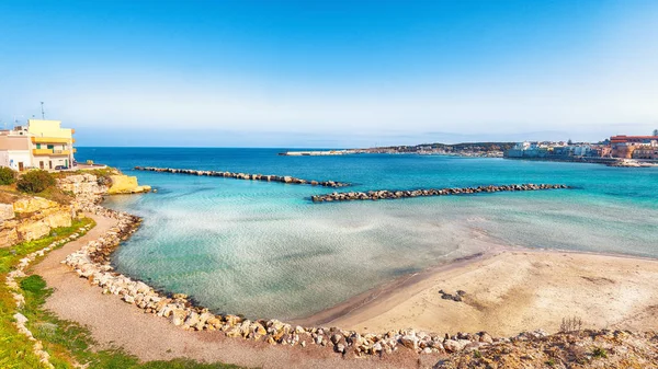 Otranto-kuststad i Puglia med turkos hav — Stockfoto