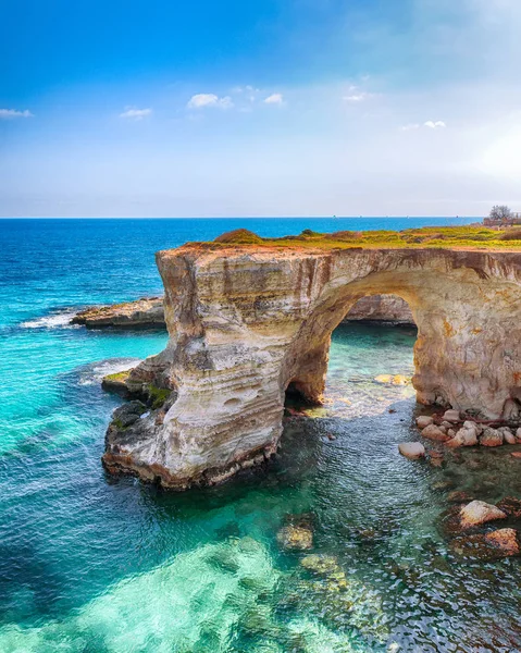 Paysage marin pittoresque avec falaises, arche rocheuse à Torre Sant Andre — Photo