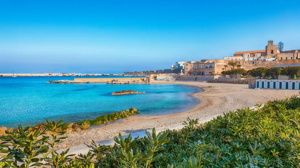 Otranto - Turkuaz denizi ile Puglia kıyı kasabası