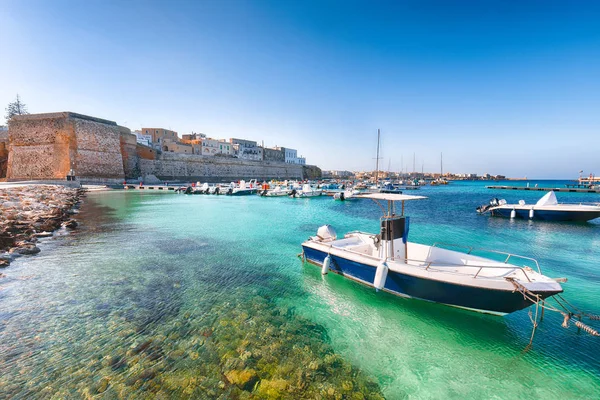 Mehrere Fischerboote im Hafen von otranto - Küstenstadt in — Stockfoto