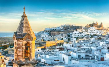 Gün doğumunda eski şehir beyaz şehir Ostuni ve katedral görünümü.