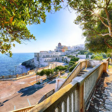 Salento bölgesinde Santa Cesarea Terme güzel kıyı kasabası