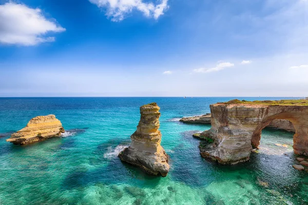 Paysage marin pittoresque avec falaises, arche rocheuse à Torre Sant Andre — Photo