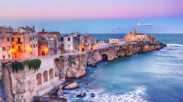 Vieste-prachtige kustplaats aan de rotsen in Puglia — Stockfoto
