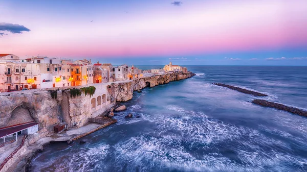 Vieste - schöne Küstenstadt auf den Felsen in Apulien — Stockfoto