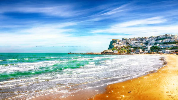 Pittoresco Peschici con ampia spiaggia sabbiosa in Puglia, adriatico c — Foto Stock