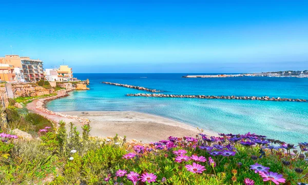 Otranto città costiera pugliese con mare turchese — Foto Stock