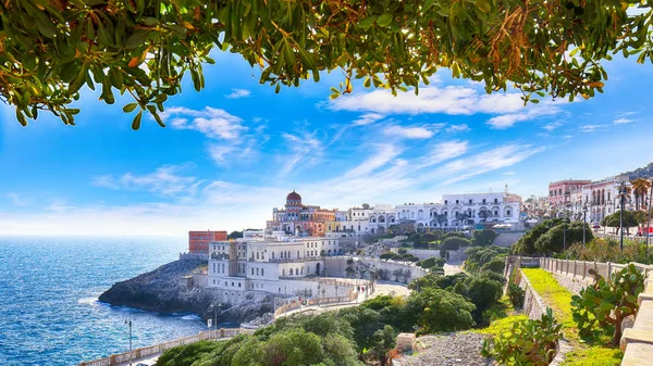 Hermosa ciudad costera en Santa Cesarea Terme en la región de Salento — Foto de Stock