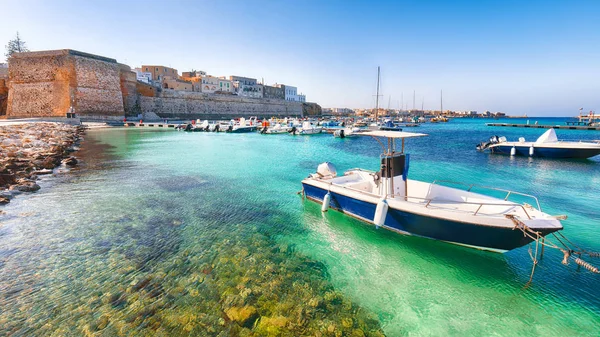 Vários barcos de pesca no porto de Otranto - cidade costeira em P — Fotografia de Stock