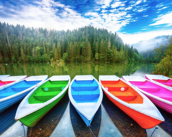 Barcos en el majestuoso lago de montaña Lacul Rosu o Lago Rojo o Asesino —  Fotos de Stock