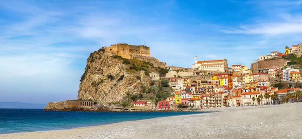 Hermoso pueblo costero Scilla con antiguo castillo medieval o — Foto de Stock