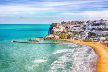 Puglia geniş kumlu plaj ile Pitoresk Peschici, adriyatik c