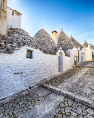 Trulli Alberobello tipik evler sokak görünümü