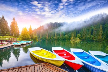 Görkemli dağ gölü Lacul Rosu veya Red Lake ya da katil gemilerde