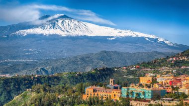 Etna yanardağı ve Taormina şehir havadan panoramik görünümü