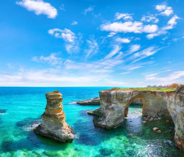 Kayalıklar ile pitoresk deniz manzarası, Torre Sant Andre de kayalık kemer