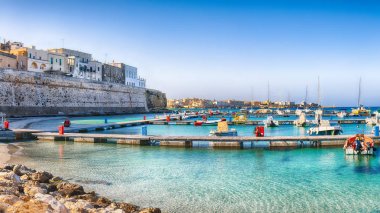 Otranto limanında birkaç balıkçı tekneleri - P kıyı kasabası