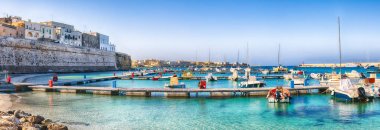 Otranto limanında birkaç balıkçı tekneleri - P kıyı kasabası