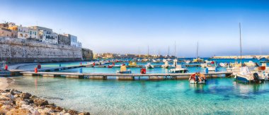 Otranto limanında birkaç balıkçı tekneleri - P kıyı kasabası